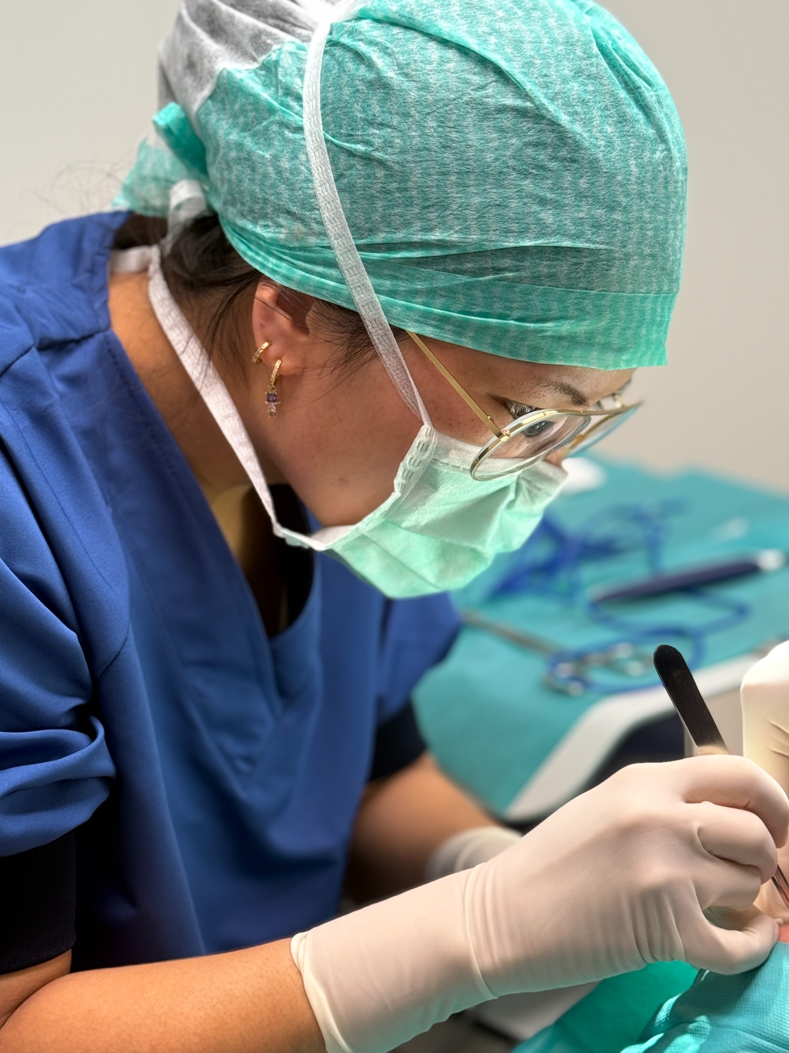Dr. Karen Handojo aan het werk als chirurg
